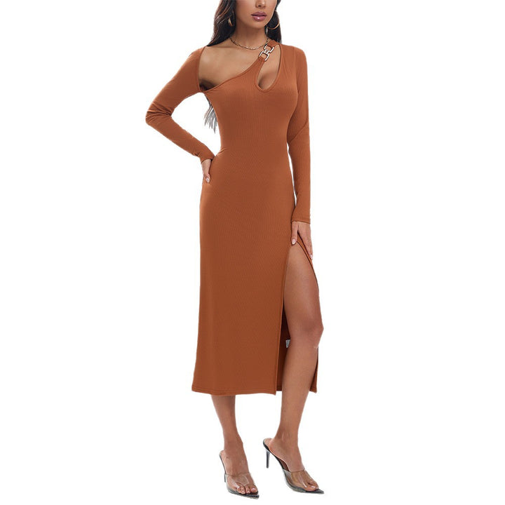 Robe longue à manches longues ajustée pour femmes avec fente latérale et décolleté asymétrique Levoire