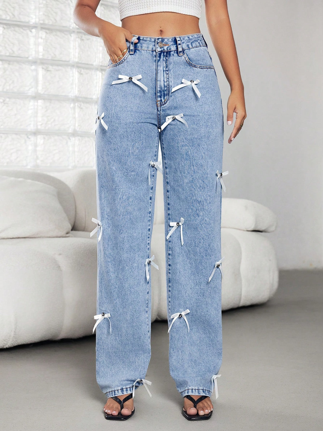 Jeans larges pour femmes avec des nœuds décoratifs et des détails de boutons Levoire