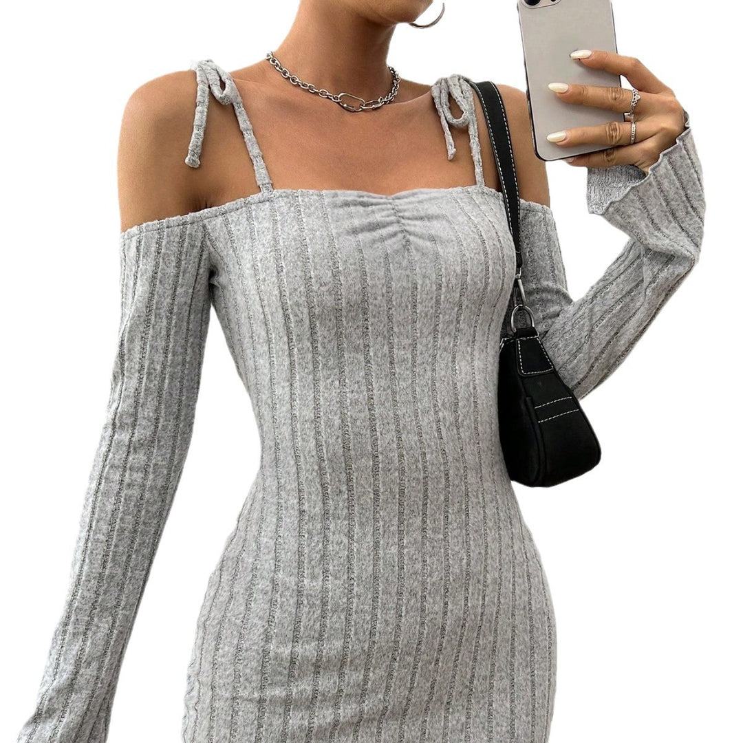 Robe mini femme avec design décolleté découvrant les épaules et tricot rib trendy Levoire