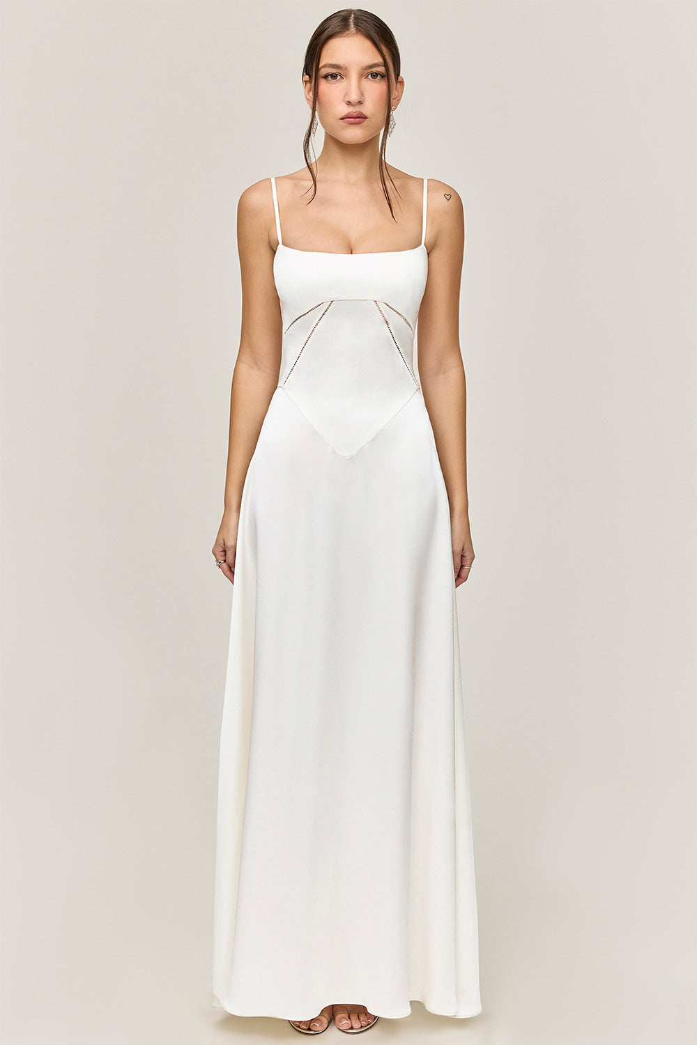 Robe maxi élégante en satin pour femme avec bretelles fines et coupe près du corps Levoire