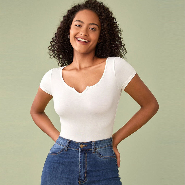T-shirt ajusté pour femmes avec un décolleté en V profond et des manches courtes Levoire