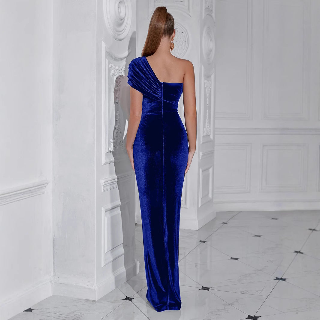 Robe de soirée élégante pour femme avec design hors épaule et matériau soyeux Levoire