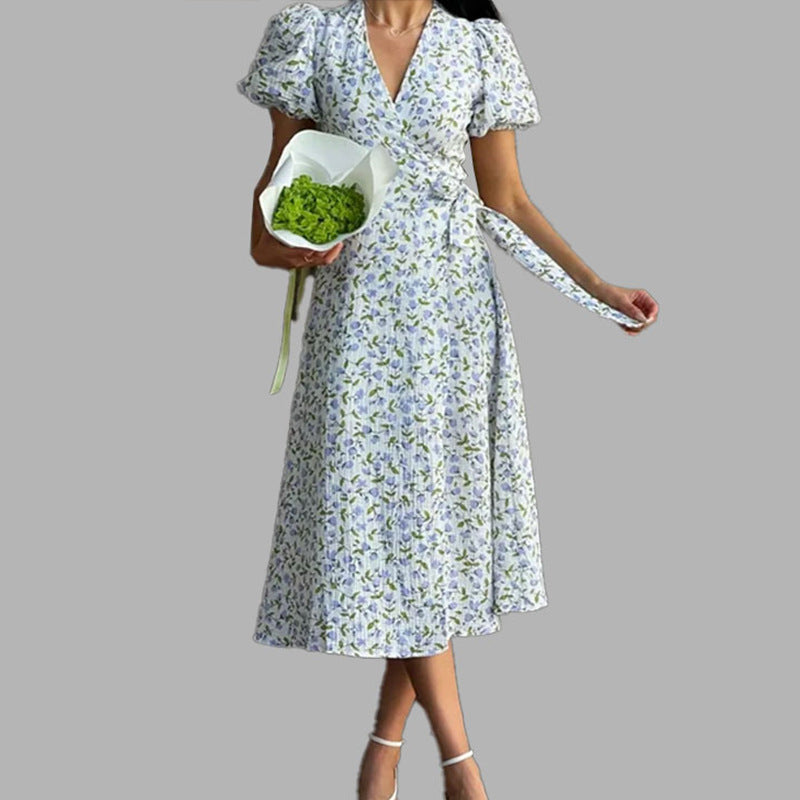 Robe portefeuille pour femmes avec des manches bouffantes volumineuses et des embellissements floraux Levoire