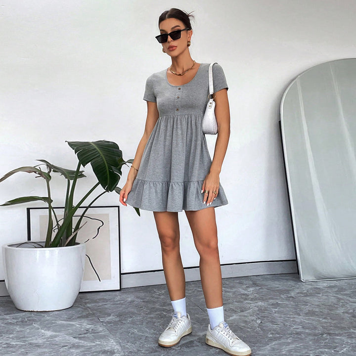 Robe décontractée pour femme à manches courtes avec détails en boutons et ourlet voluminieux à volants Levoire