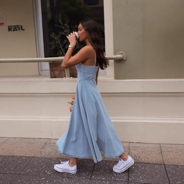 Robe midi pour femmes avec des bretelles étroites et une silhouette ajustée Levoire
