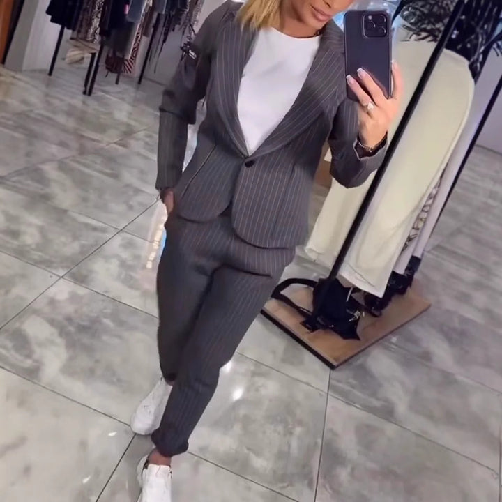 Ensemble de blazer élégant pour femmes avec des rayures à la mode et coupe ajustée Levoire