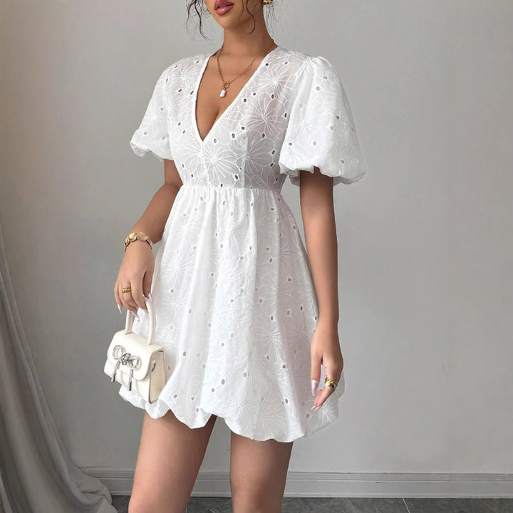 Robe mini pour femmes avec un design en dentelle florale et un décolleté en V flatteur Levoire