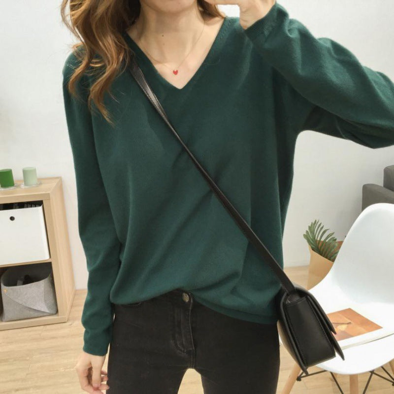 Pull féminin à col en V avec une coupe décontractée et des matériaux doux Levoire