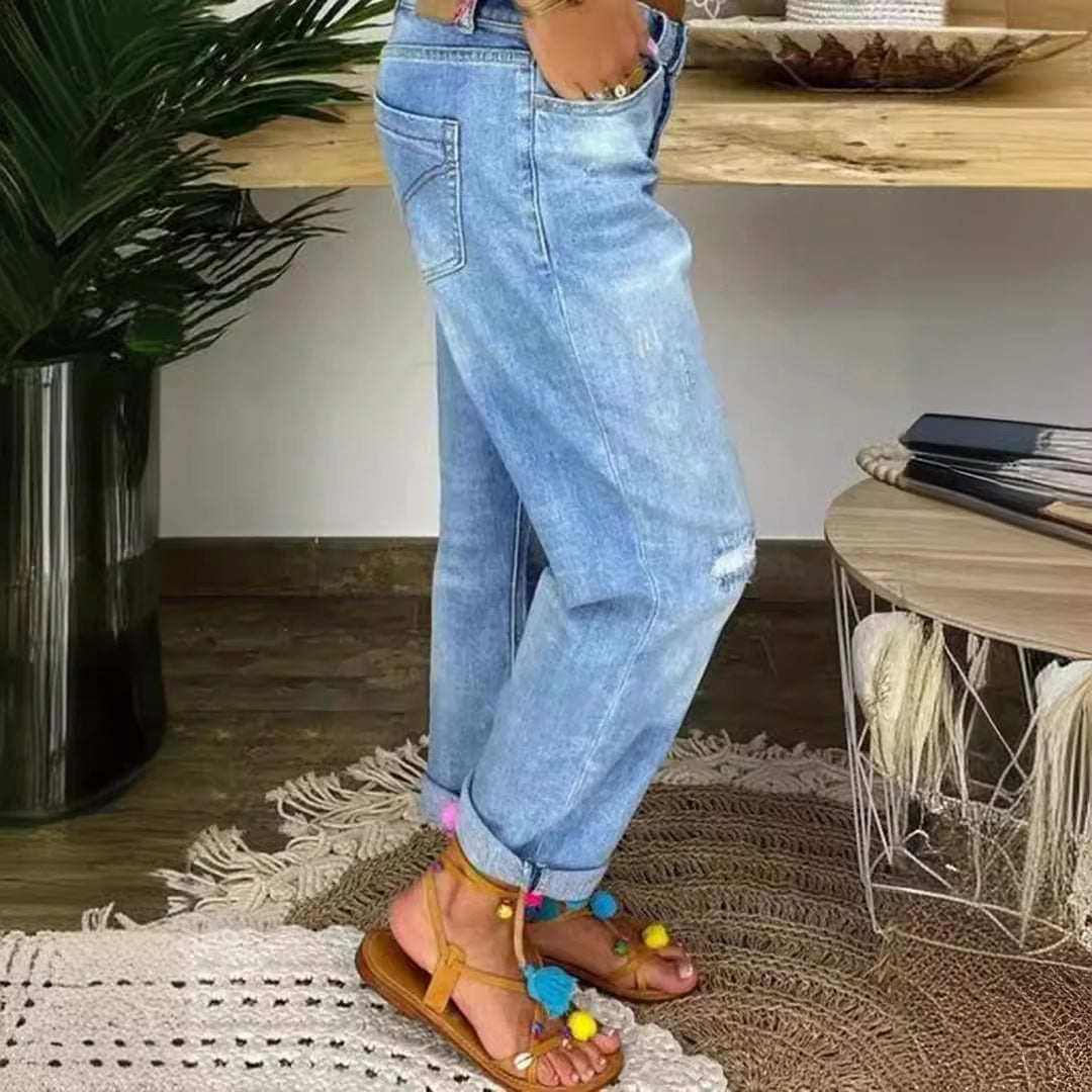 Jeans pour femmes à coupe décontractée avec boutons hauts et détails usés Levoire