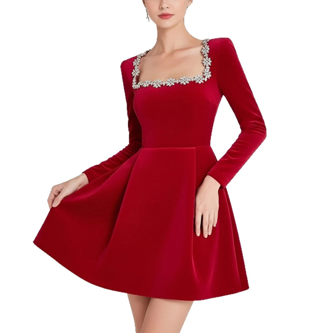Robe de cocktail pour femme avec décolleté carré et délicates embellissements en cristal Levoire