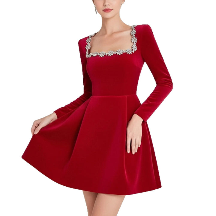 Robe de cocktail pour femme avec décolleté carré et délicates embellissements en cristal Levoire
