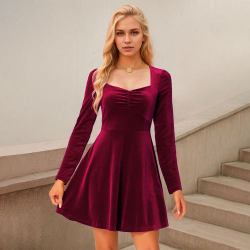 Robe minidress en velours pour femmes avec décolleté carré et manches longues Levoire