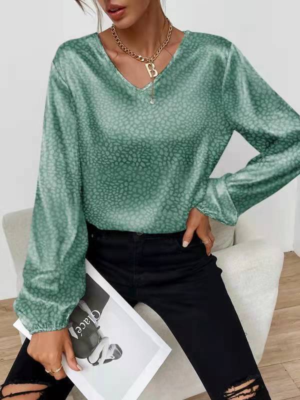 Blouse élégante pour femmes avec un col en V moderne et un motif orné Levoire
