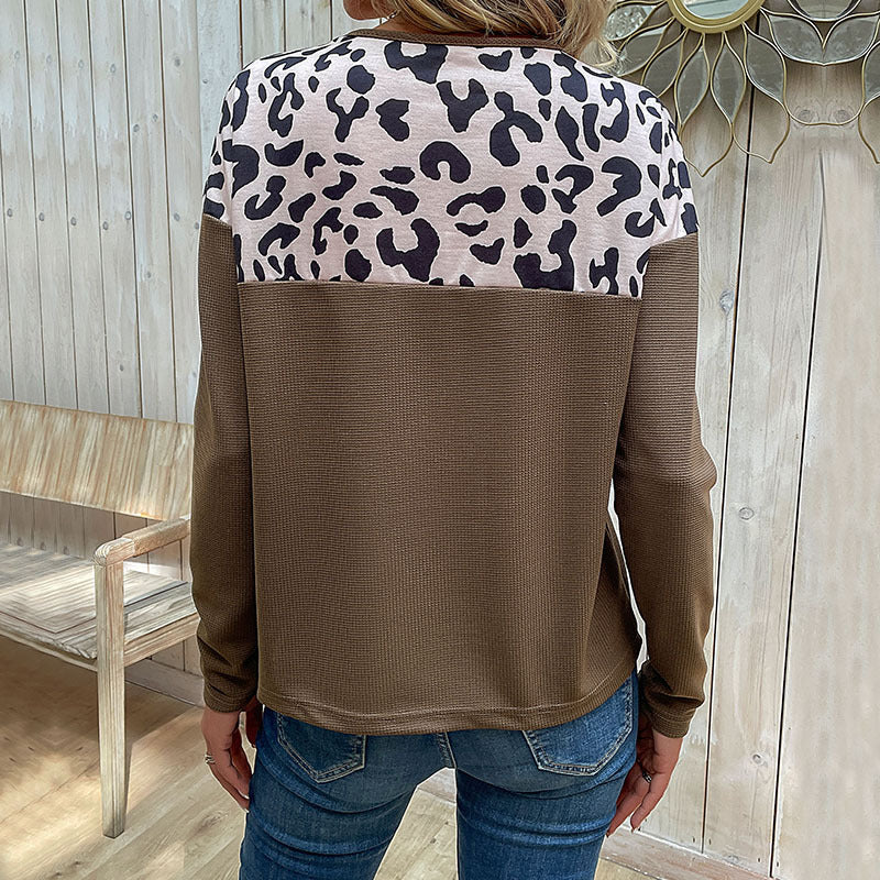 Sweat-shirt féminin à la mode avec des accents imprimés animaux et des détails de boutons Levoire
