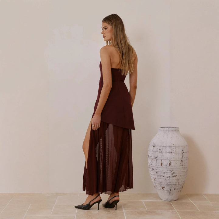 Robe de soirée élégante pour femme avec coupe asymétrique et fente séduisante Levoire