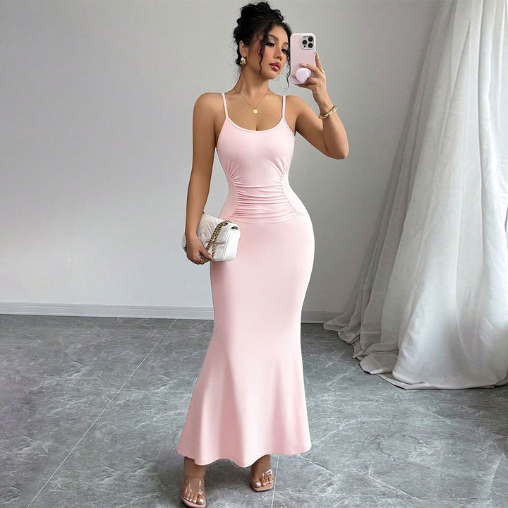 Robe maxi ajustée pour femmes avec des bretelles spaghetti et un design drapé sophistiqué Levoire