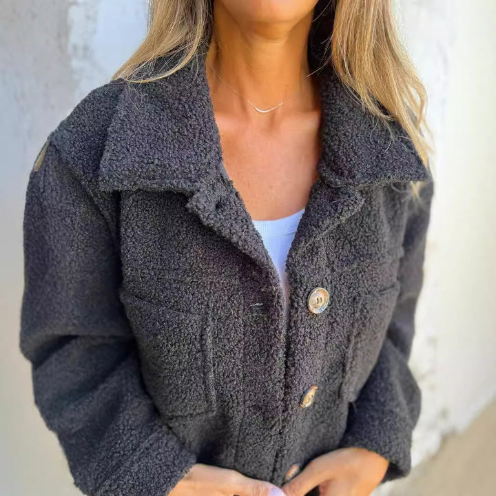Veste oversized en peluche pour femmes avec poches pratiques et patte de boutonnage Levoire