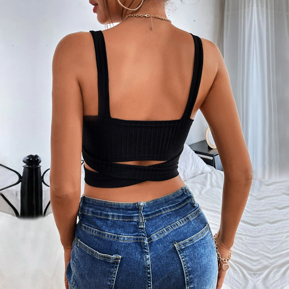 Crop top ajusté pour femmes avec des détails découpés et un design moderne en côtes Levoire