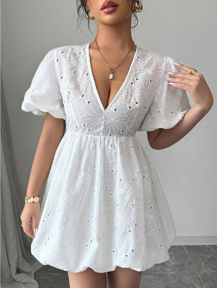 Robe mini pour femmes avec un design en dentelle florale et un décolleté en V flatteur Levoire