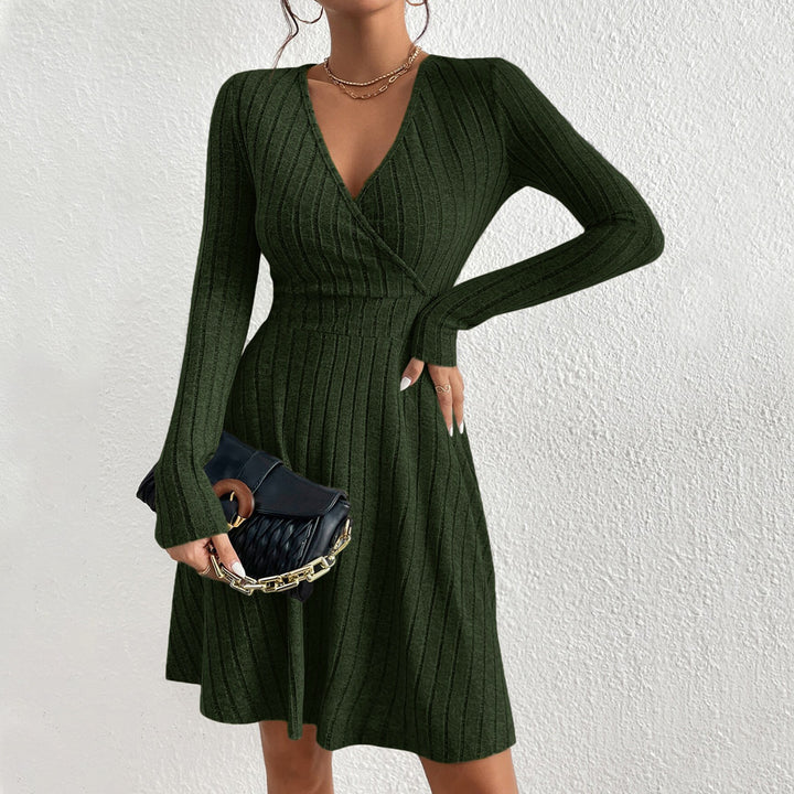 Robe tricotée pour femmes avec un élégant décolleté en V et une coupe ajustée Levoire