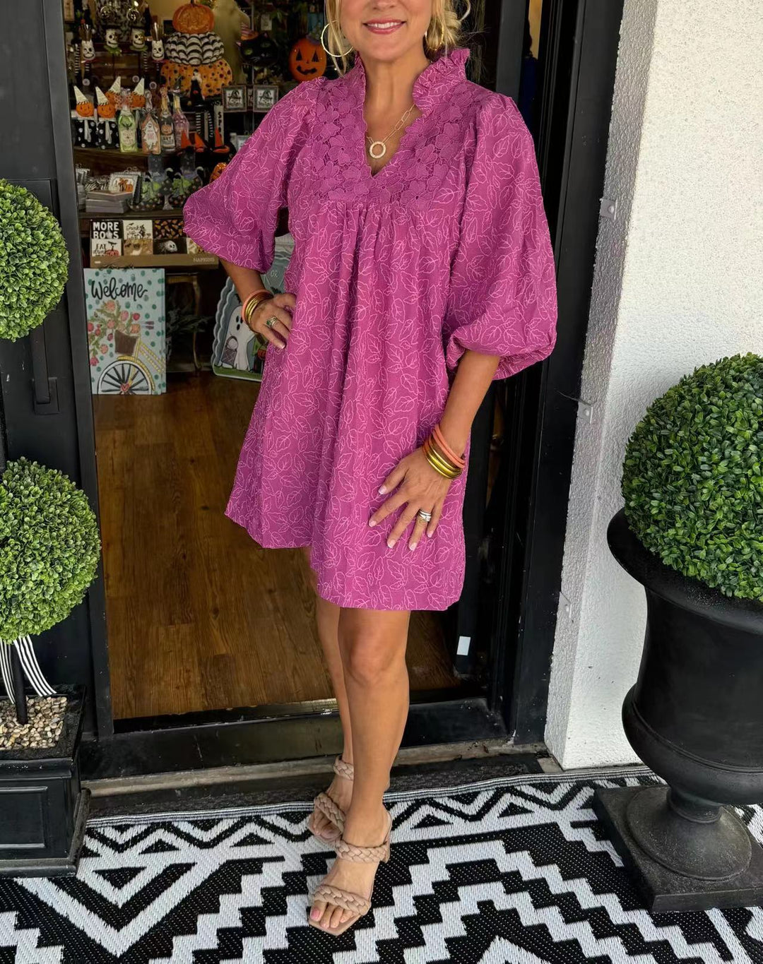 Robe décontractée pour femmes avec des détails en volants et un élégant col en V Levoire