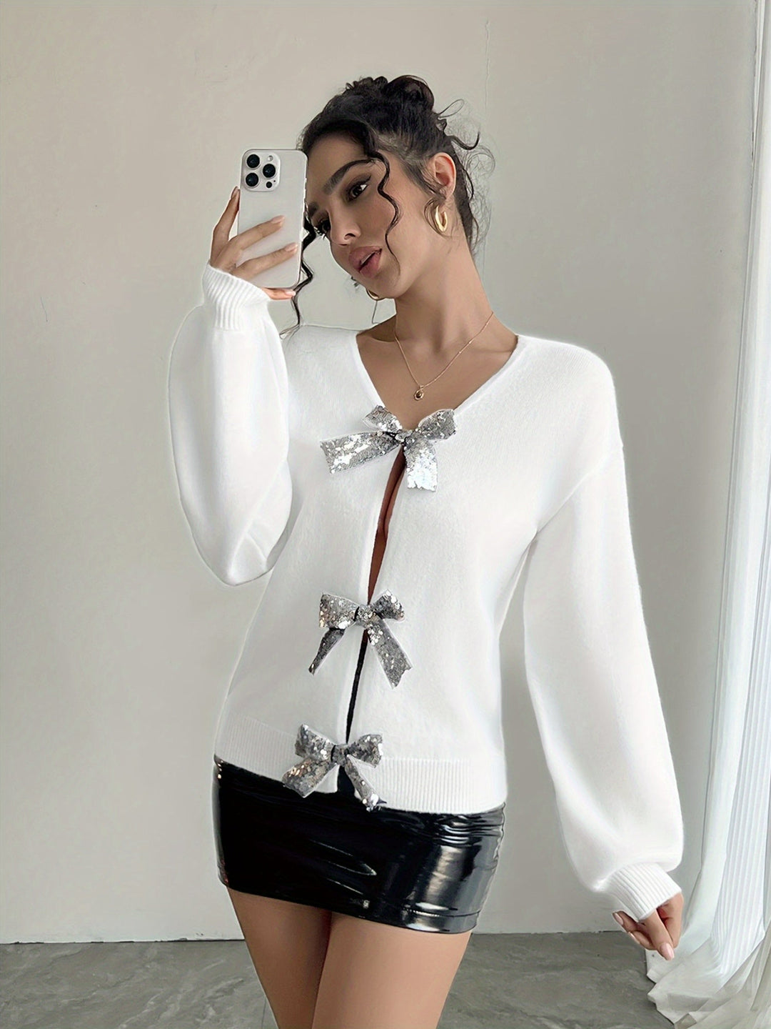 Levoire | Pull Élégant À Col En V Avec Nœuds En Sequins