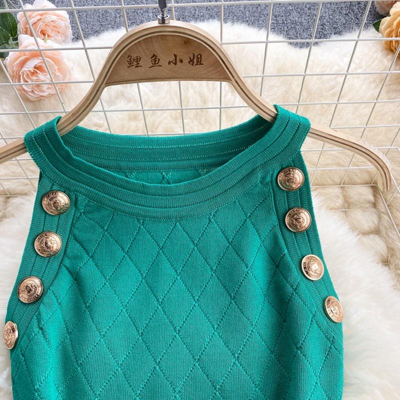 Levoire | robe sans manches courte ajustée à encolure ronde avec bouton sur le côté