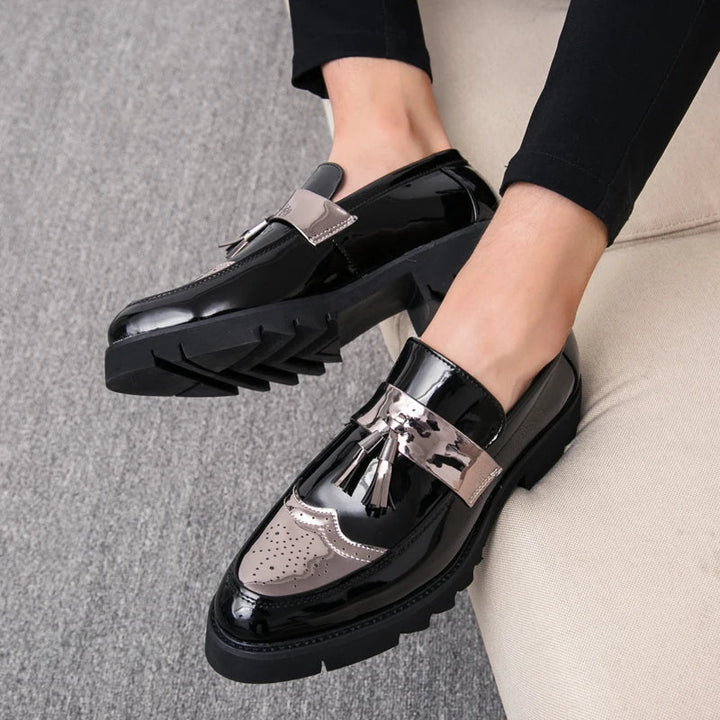 Levoire | Mocassins Brillants Noirs À Enfiler Avec Pompon