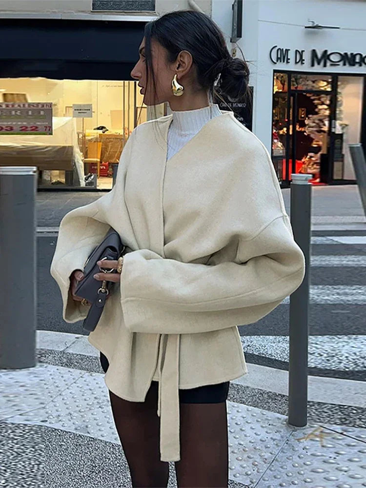 Levoire | Vêtement de style moderne en laine avec décolleté en V