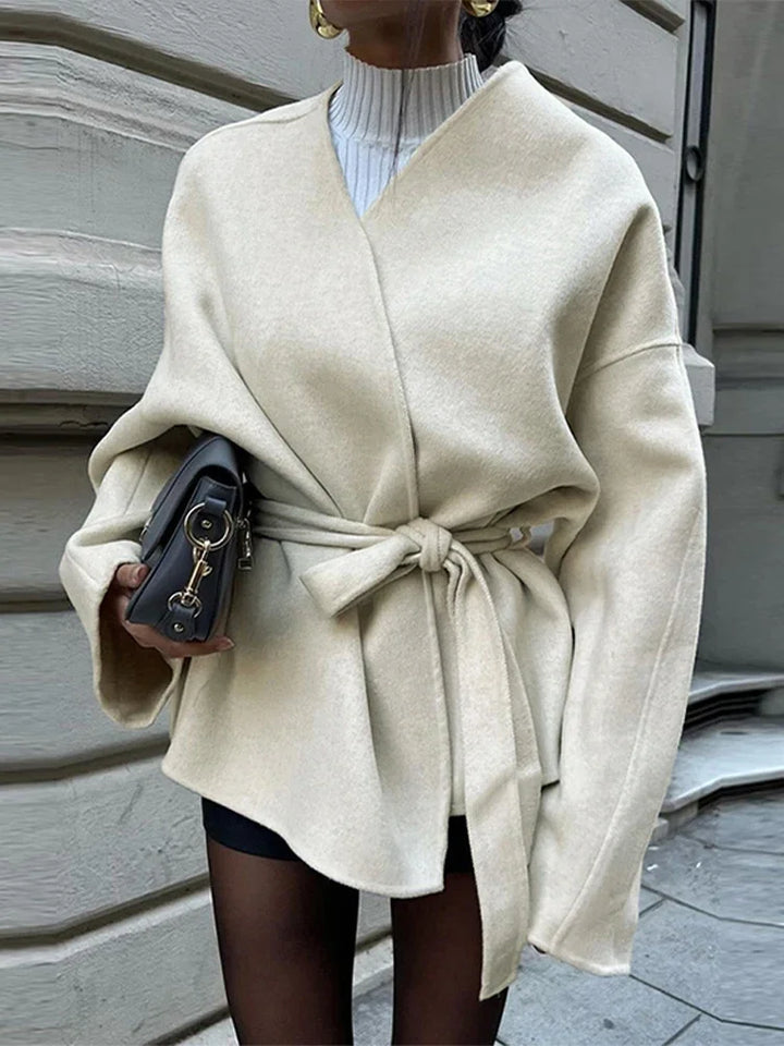Levoire | Vêtement de style moderne en laine avec décolleté en V