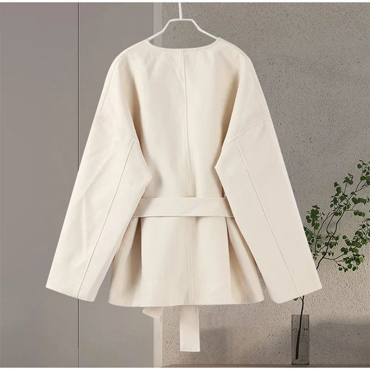 Levoire | Vêtement de style moderne en laine avec décolleté en V