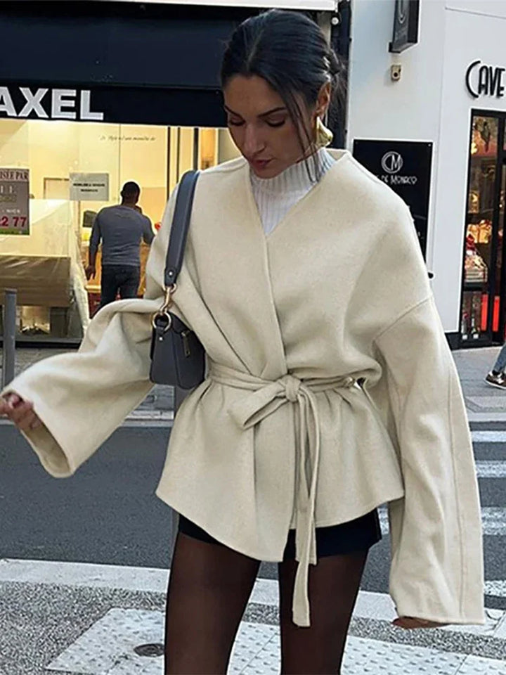 Levoire | Vêtement de style moderne en laine avec décolleté en V