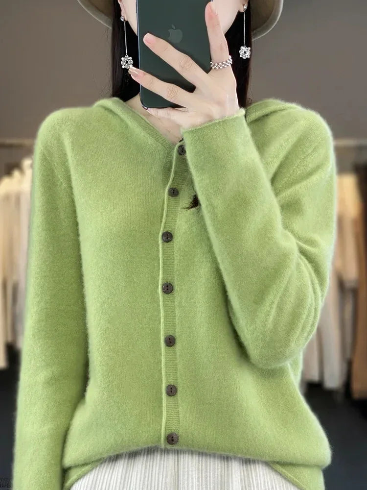 Levoire | Pull En Cachemire À Manches Chauve-Souris Avec Bonnet Et Bouton Vert