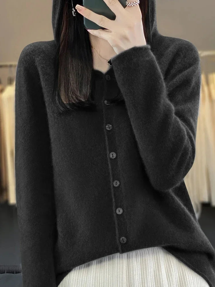 Levoire | Pull En Cachemire À Manches Chauve-Souris Avec Bonnet Et Bouton Noir