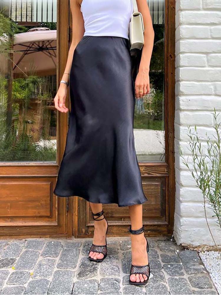 Levoire | La élégante jupe midi en satin Noir