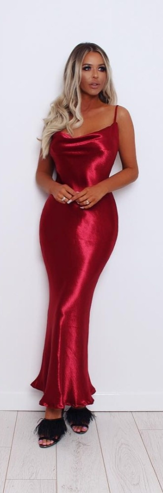 Levoire | Robe En Satin Tous Les Yeux Sont Braqués Sur Vous Avec Cette Robe Rouge