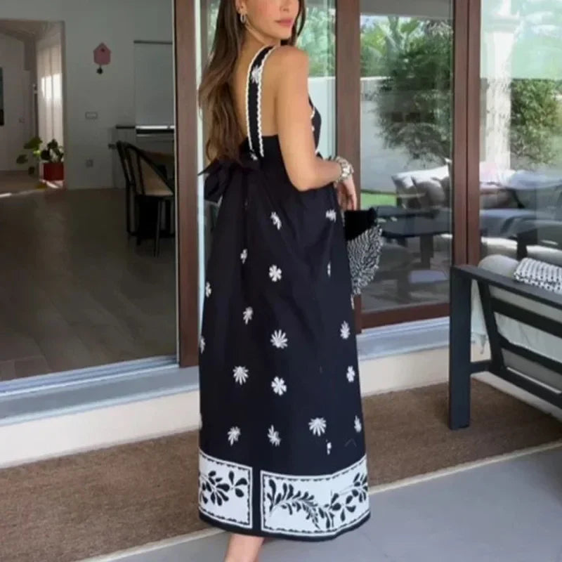 Levoire | Robe noire fleurie gracieuse