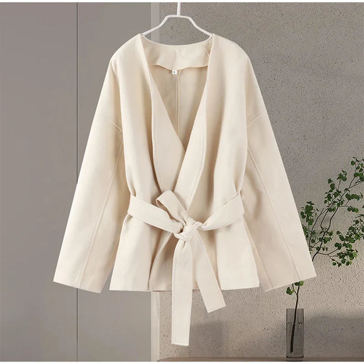 Levoire | Vêtement de style moderne en laine avec décolleté en V Blanc