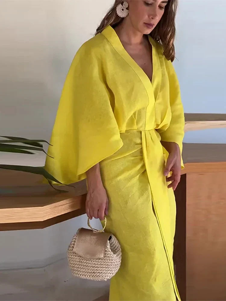 Levoire | Robe Élégante Avec Manches Cloches Et Décolleté En V Jaune