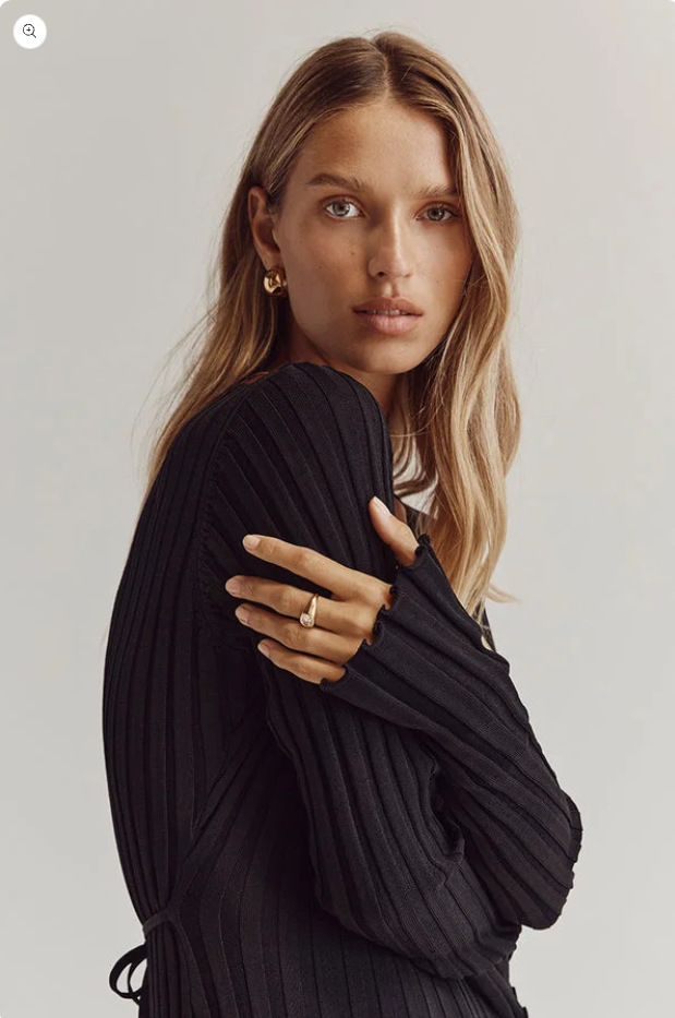 Levoire | Robe mi-longue à encolure en V et manches