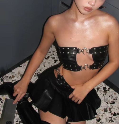 Levoire | Pu Y2K Dos Nu Crop Top V-Forme Jupe Mini Plissée Co Ord Ensemble