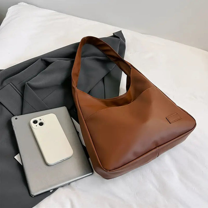 Levoire | Un Grand Sac À Bandoulière En Simili Cuir