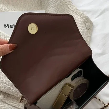 Levoire | Sac À Bandoulière Moderne Avec Détails En Chaîne
