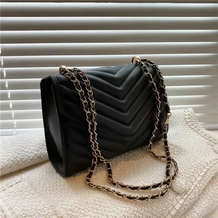 Levoire | Sac À Bandoulière Moderne Avec Détails En Chaîne