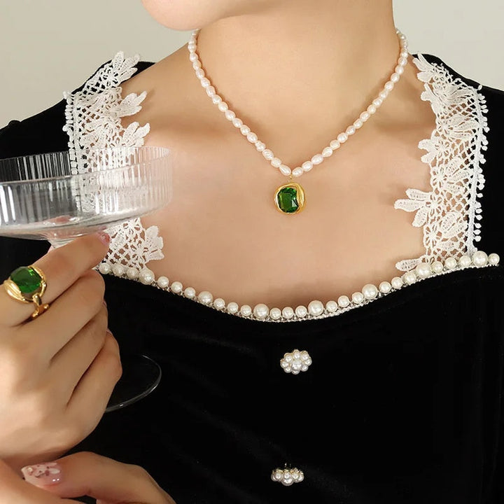 Levoire | Collier Élégant En Perles Avec Pendentif En Zircon Vert Émeraude