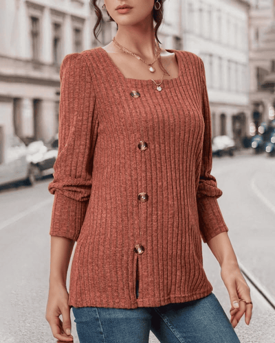 Levoire | Une Blouse À Encolure Carrée Et Bouton