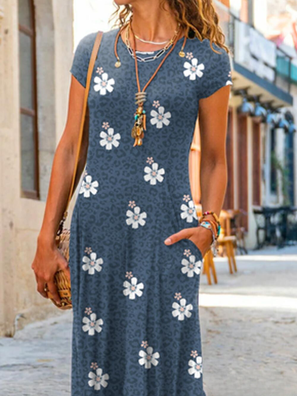 Levoire | Robe florale décontractée à manches courtes avec col rond et raccords surdimensionnés