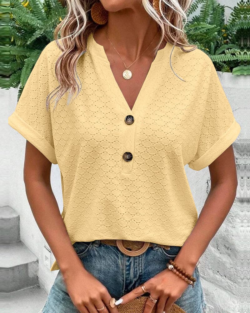Levoire | Chemisier Décontracté Avec Col En V Dans Une Couleur Unie, Fermé Par Un Bouton Jaune