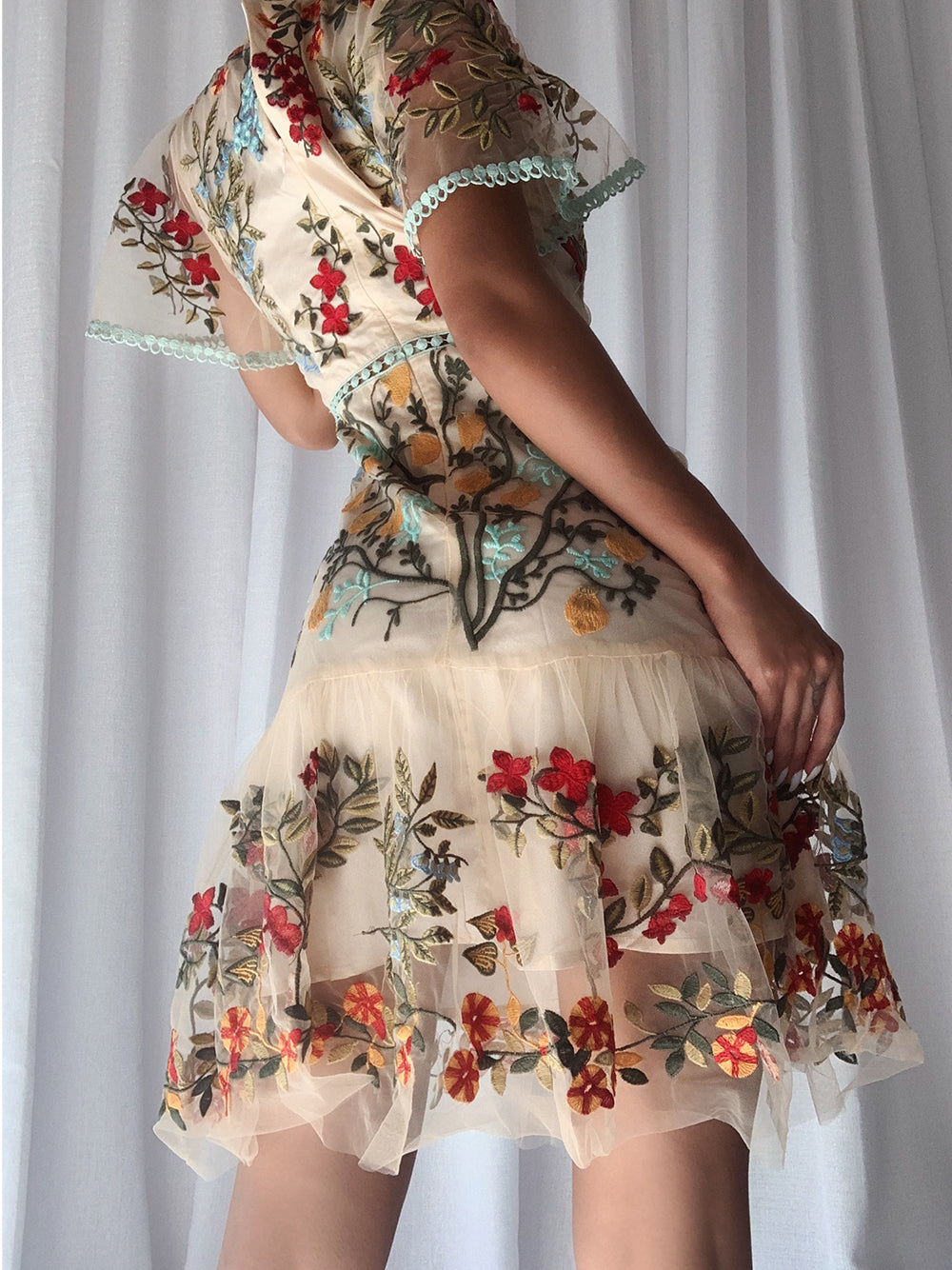 Levoire | Robe mini à fleurs en blanc