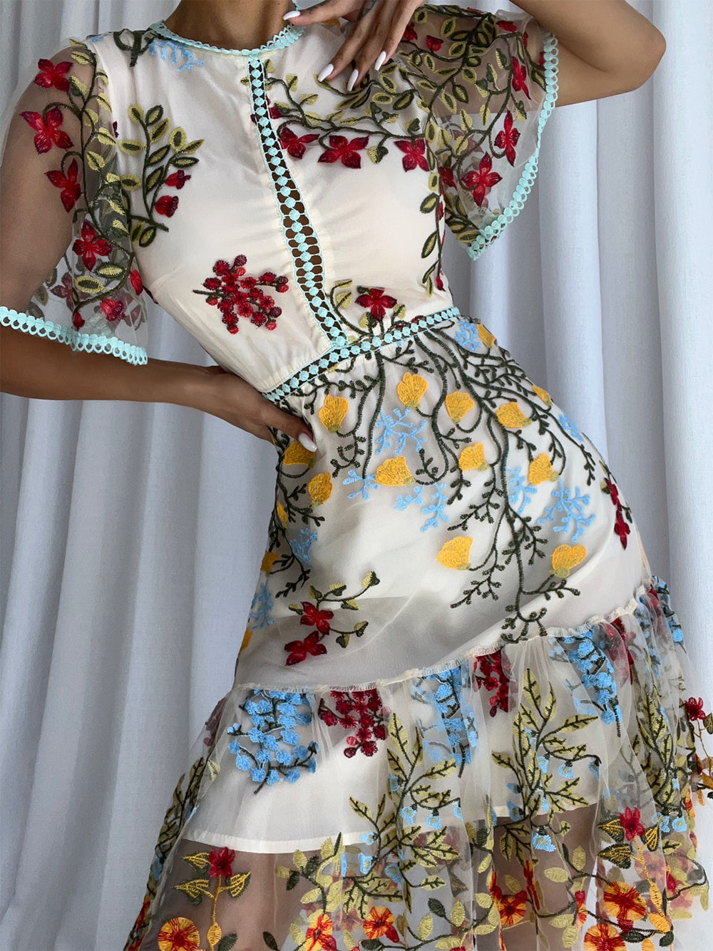 Levoire | Robe mini à fleurs en blanc